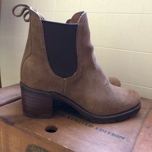 Frye Sabrina Chelsea size 7